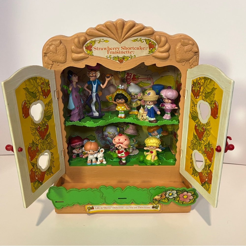 French English Vintage Strawberry Shortcake Cabinet Mini PVC FIGURE Display Lot